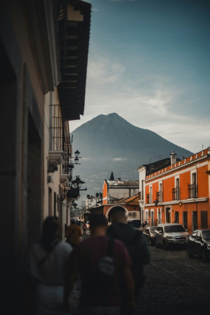 antigua met vulkaan op achtergrond